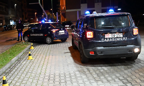 Sorpreso alla guida di un'auto sportiva senza patente e al telefono