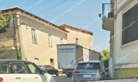 Un tir sbaglia strada e resta incastrato nel centro storico