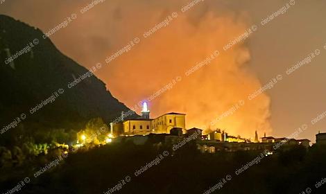 Monte Siserno in fiamme: l'incendio causato da un fulmine