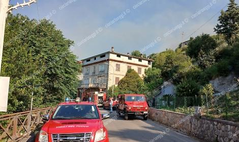 Incendio causato da un fulmine: domate le fiamme