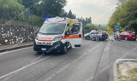 Scontro fra un'auto e uno scooter. Ventiseienne ferito gravemente