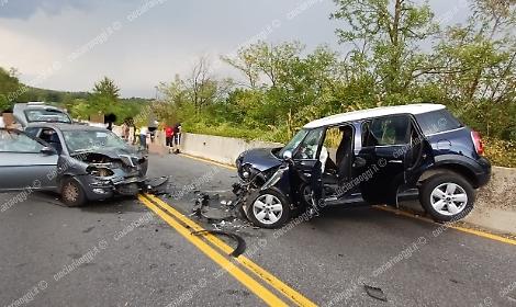 Scontro frontale tra due auto: quattro i feriti