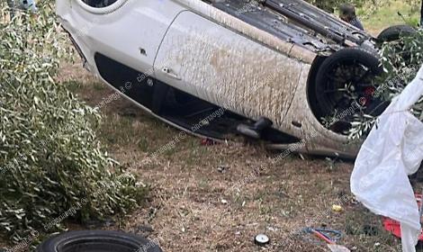 Con l'auto nella scarpata. Soccorsi sul posto