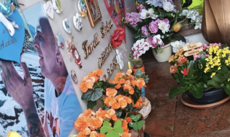 Rubato il casco dalla tomba di Andrea, morto 5 anni fa in un incidente