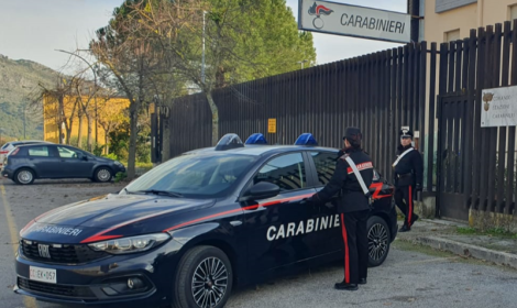 Tenta di rubare nel negozio e aggredisce il direttore: arrestata