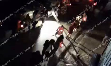 Lampione cade sui fedeli in processione. Sfiorata la strage