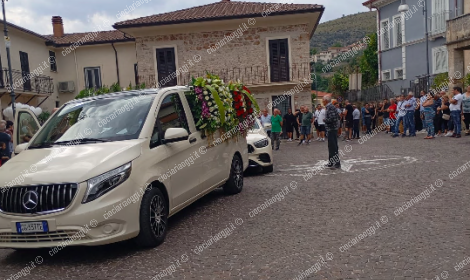 Palloncini, lacrime e striscioni per l&rsquo;addio a Giuseppe Risi
