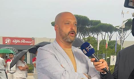 Le telecamere Rai davanti allo stabilimento Stellantis