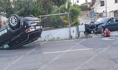 Scontro tra due auto, una si ribalta. Soccorsi sul posto