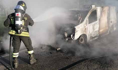 Furgone prende fuoco. Trasportava medicinali 