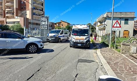 Incidente tra un'auto e una bici elettrica: ferito un uomo