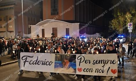 Fiaccole e commozione, in 500 per Federico Salvagni