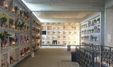 Due lapidi sfregiate al cimitero. Caccia ai responsabili