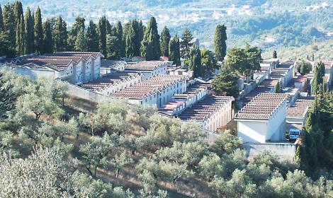 Colpi di fucile nei campi vicino al cimitero: allarmati i cittadini