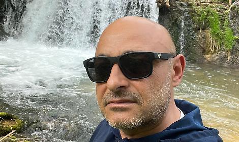 Incidente mortale nella notte. Esce fuori strada e si ribalta con l'auto