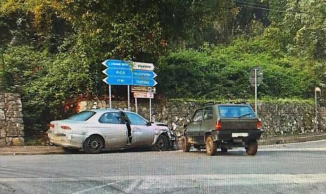 Scontro tra due auto nei pressi del cimitero