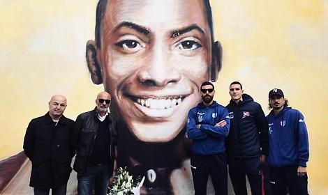 Formia, una delegazione del club fa visita al murales di Willy Monteiro Duarte