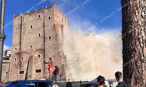 Crollata una parte della medievale Torre dei Conti