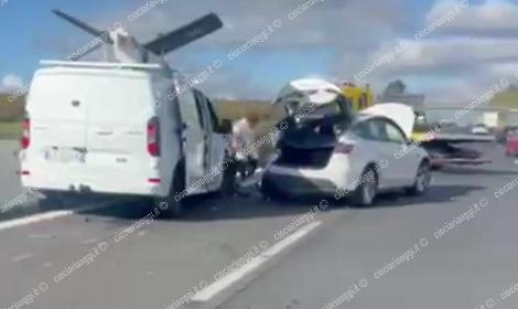Incidente in autostrada: scontro due auto e un furgone