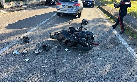 Incidente tra quattro veicoli: ferito un giovane motociclista