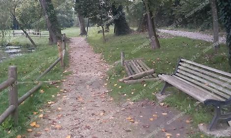Vandali al laghetto di San Giorgio: panchine e staccionate distrutte