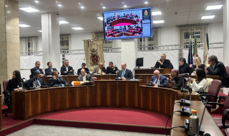 Caos calmo dietro le quinte