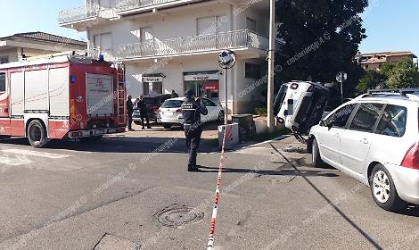 Schianto tra due auto, una si ribalta: feriti due coniugi