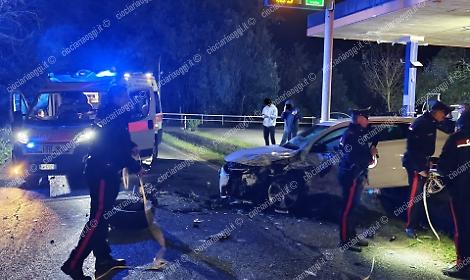 Pauroso incidente stradale: una donna estratta dalle lamiere