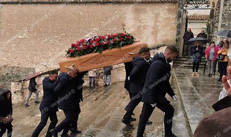 Addio a Ezio Cretaro, l'operaio di 66 anni caduto da un'impalcatura