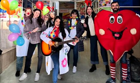 I volontari di Hopera portano doni e conforto ai piccoli pazienti