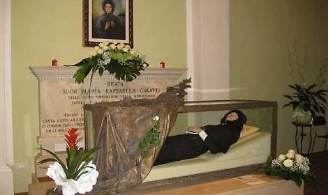 Insulti e bestemmie sul libro delle preghiere