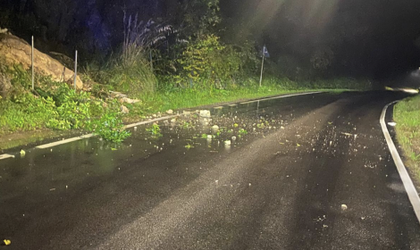 La montagna si sgretola e i detriti cadono in strada. Chiusa la carreggiata