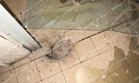 Bomba carta nell'androne di un palazzo. Momenti di pura in viale Tiziano