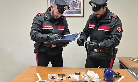 Cocaina e coltelli in auto, crack nel giubbotto e un lampeggiante a casa: arrestato