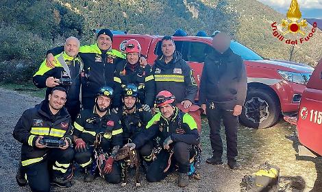 Vigili del fuoco, recuperato un cane caduto in un burrone di 250 metri