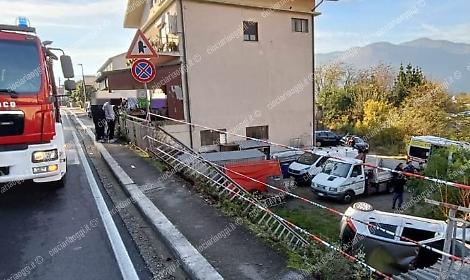 Macchina si ribalta: conducente estratto dalle lamiere dai vigili del fuoco