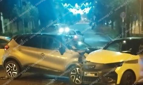 Scontro fra un'auto e una minicar: ferito un giovane