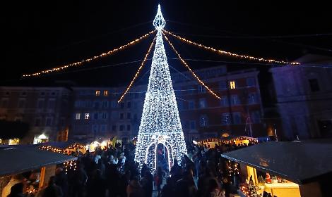 &Egrave; festa grande: si accende l'albero di piazza Cavour