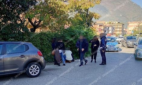 Donna investita da un'auto: polizia e ambulanza sul posto