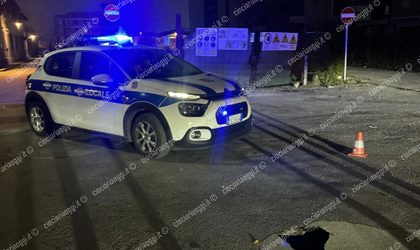 In strada si apre una voragine: la causa una perdita idrica