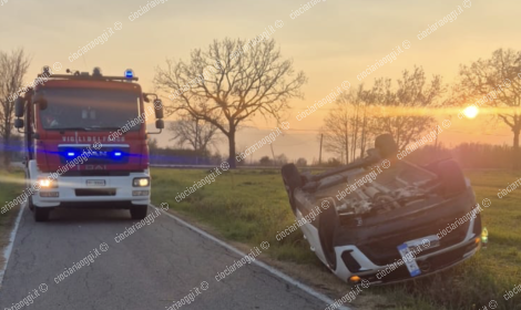 Si ribaltano con l'auto: paura per due giovani