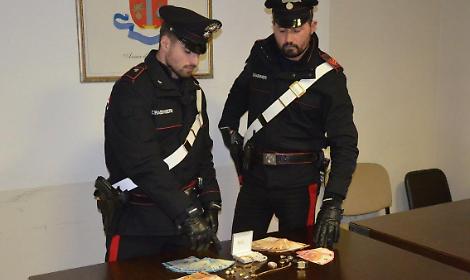 Finti nipoti truffano un'anziana: scattano i domiciliari