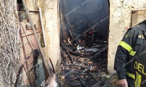 Incendio in zona Carnello: un rudere tra le fiamme