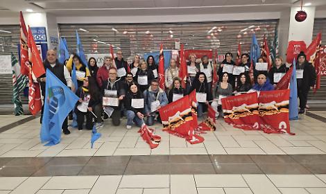 Incubo chiusura per i punti Coop. Il presidio dei dipendenti