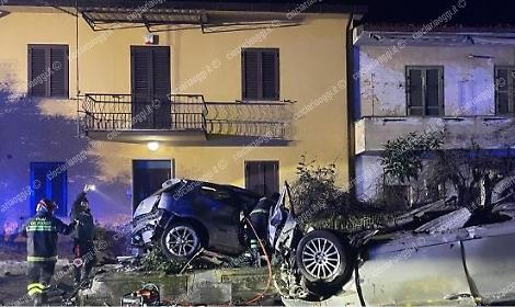 Scontro fatale nella notte, morti due giovani