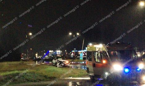 Incidente sull&rsquo;asse attrezzato, auto impatta contro un palo