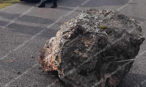 Masso finisce sulla provinciale per Prato di Campoli