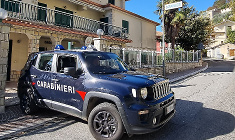 Paga con banconote false e si d&agrave; alla fuga