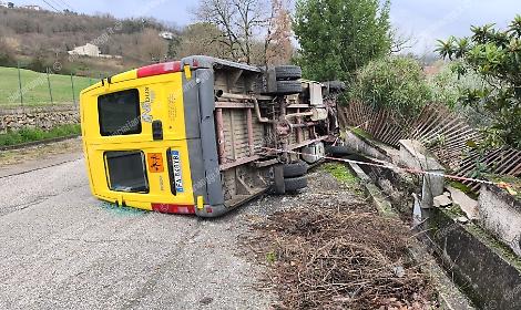 Si ribalta uno scuolabus, paura per i bambini a bordo: ferito uno dei piccoli