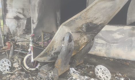 Incendio in casa, il barboncino tra le fiamme viene salvato dai carabinieri